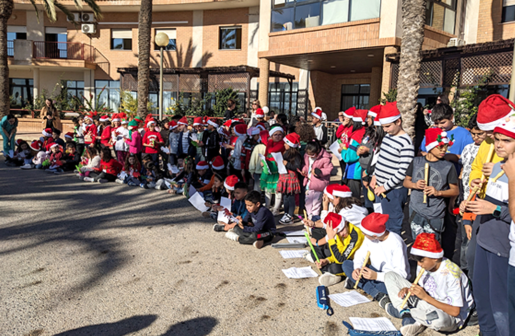 Los escolares de La Cruz llenan de alegría navideña la residencia “La Purísima”